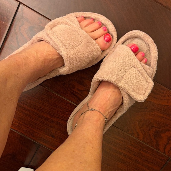 Shoes - Ladies women's pink fuzzy slippers loved used w0rn soft ready feet foot toes GUC